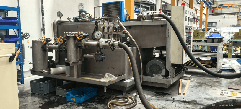 Yateks YOL online oil monitoring system main unit with sensors, gauges, and hoses, designed for industrial oil flushing lines.